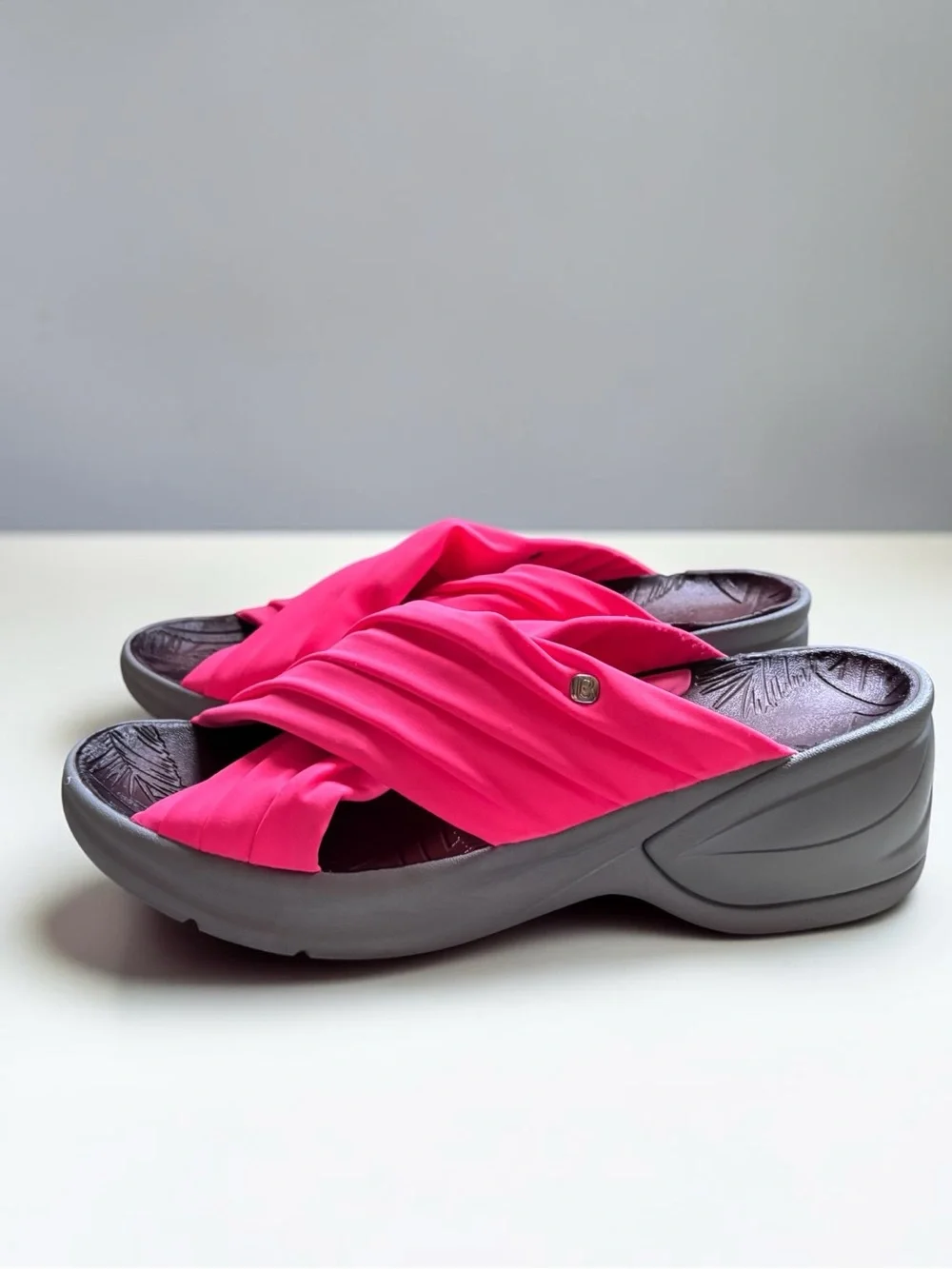 Bzees Knockout Women’s Size 9 Hot Pink Crisscross Wedge Comfort Sandals